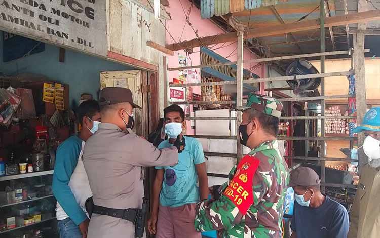 Pertahankan Zona Hijau Covid-19, Polsek Kolam Bagikan Makser kepada Masyarakat