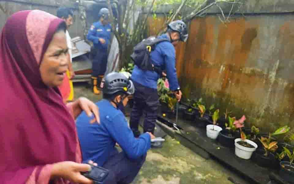 Warga Jalan Sarigading Pergoki Ular dalam Kandang Ayam