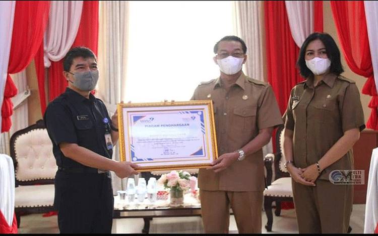 Bupati Mura Perdie M Yoseph? saat menerima penghargaan dari BKKBN terkait dukungan program pendataan keluarga.
