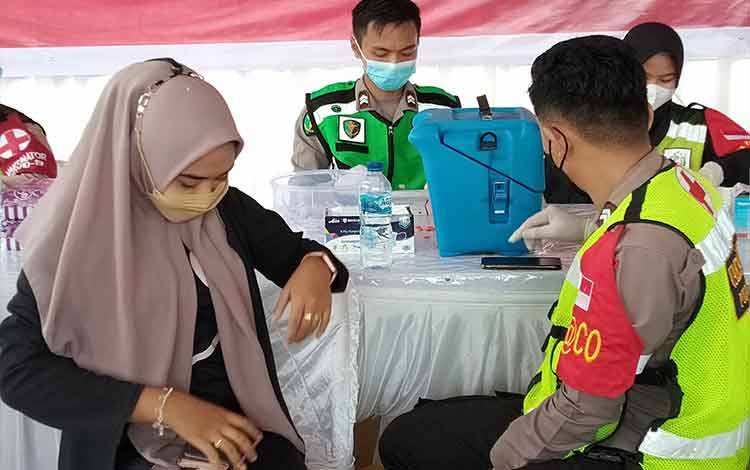 Warga Antusias Ikuti Vaksinasi di Flamboyan Bawah