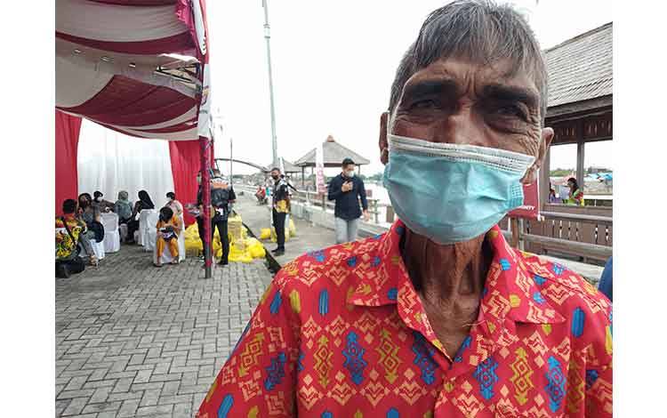 Seorang Lansia Semangat Ikuti Vaksinasi
