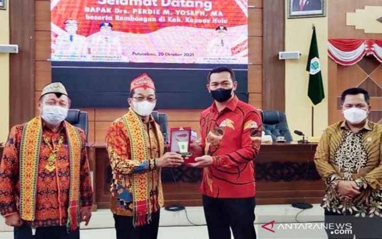 Bupati Murung Raya Bahas Tapal Batas dengan Bupati Kapuas Hulu