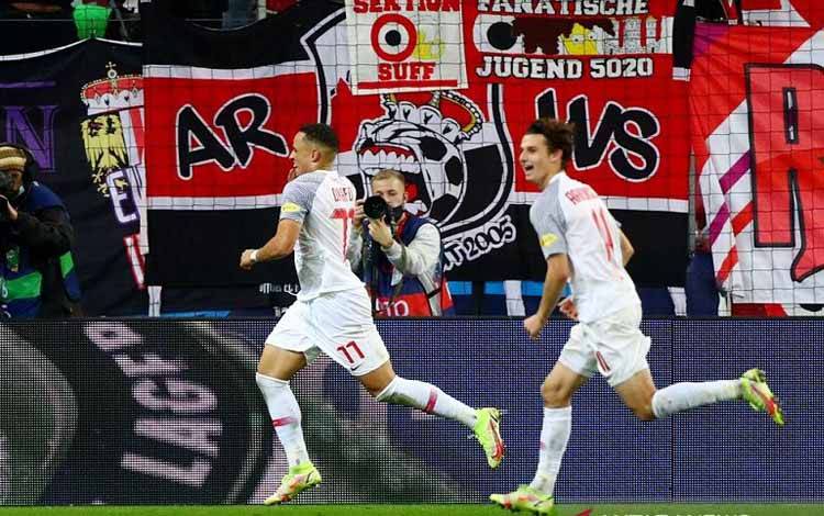 Penyerang Red Bull Salzburg Noah Okafor (kiri) melakukan selebrasi seusai mencetak gol keduanya ke gawang VfL Wolfsburg dalam laga lanjutan Grup G Liga Champions di Stadion Red Bull Arena, Salzburg, Austria, Rabu (20/10/2021) waktu setempat.