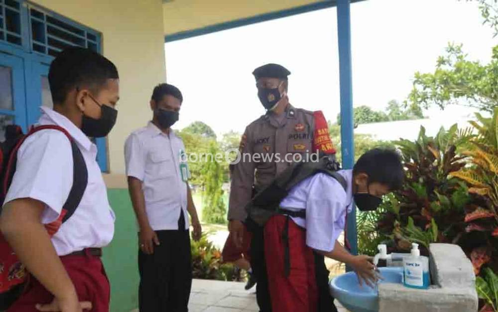 Polsek Aruta Imbau Siswa SD Taati Prokes Saat PTM