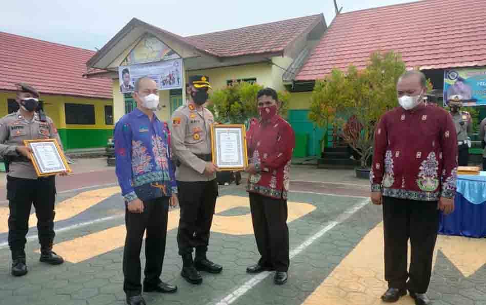 Siswa dan Guru Berprestasi Terima Penghargaan Kapolres Seruyan