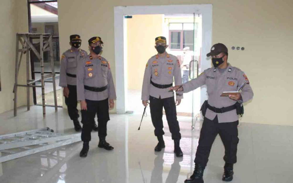 Kapolres Seruyan AKBP Bayu Wicaksono?mengecek pembangunan gedung