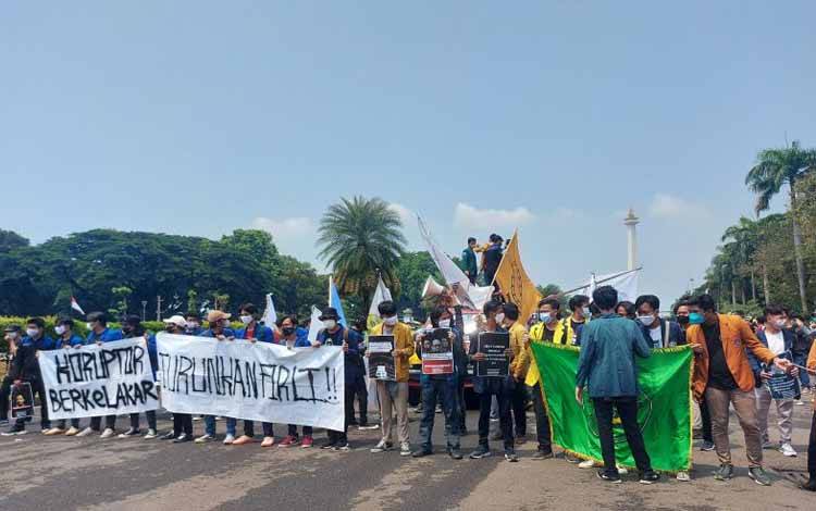 Ratusan Mahasiswa Gelar Aksi Sampaikan 12 Tuntutan