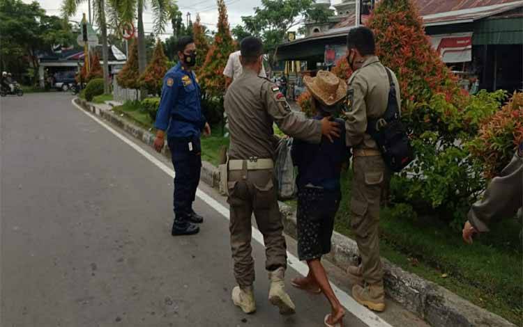 Satpol PP dan Damkar Kapuas Amankan Gepeng di Simpang Tugu Adipura