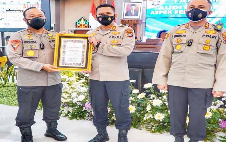 Kapolres Seruyan Terima Penghargaan dari Kapolda Kalteng