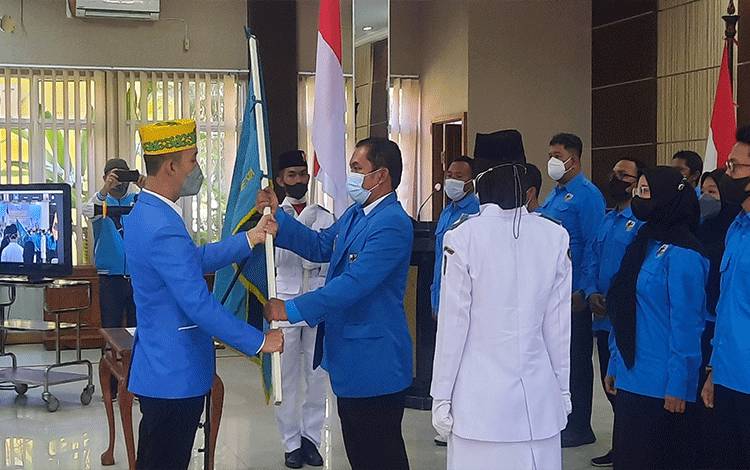 Ketua DPD KNPI Provinsi Kalteng Rahmad Handoko lantik Hasbiannur sebagai ketua DPD KNPI Kobar periode 2021 - 2024.