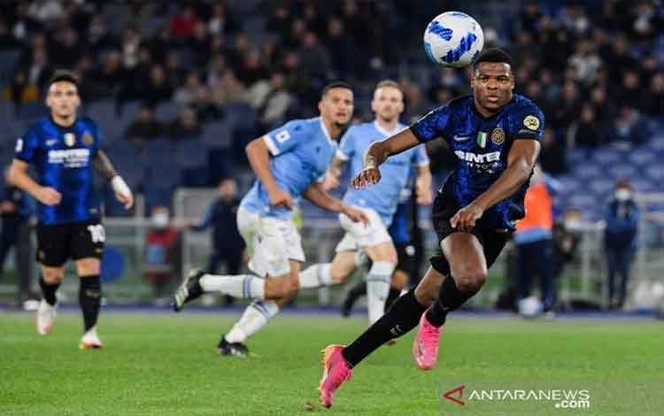 Dumfries Percaya Diri Bisa Lanjutkan Sukses Achraf Hakimi di Inter