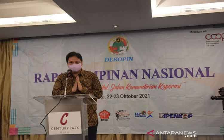 Menteri Koordinator Bidang Perekonomian Airlangga Hartarto dalam acara Pembukaan Rapat Pimpinan Nasional Dewan Koperasi Indonesia (Rapimnas Dekopin) 2021 di Jakarta, Jumat (22/10/2021). ANTARA/HO-Kemenko Perekonomian