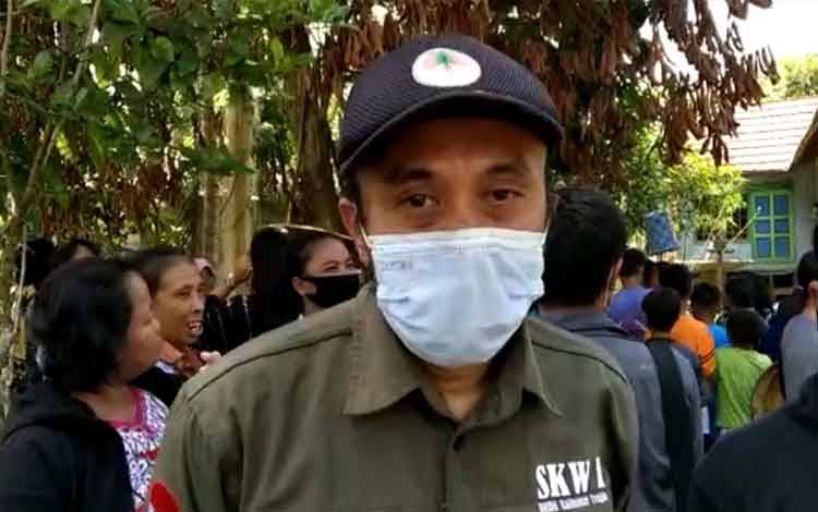 Petugas BKSA Kalteng Lakukan Pengecekan Buaya di Luwuk Kiiri Katingan