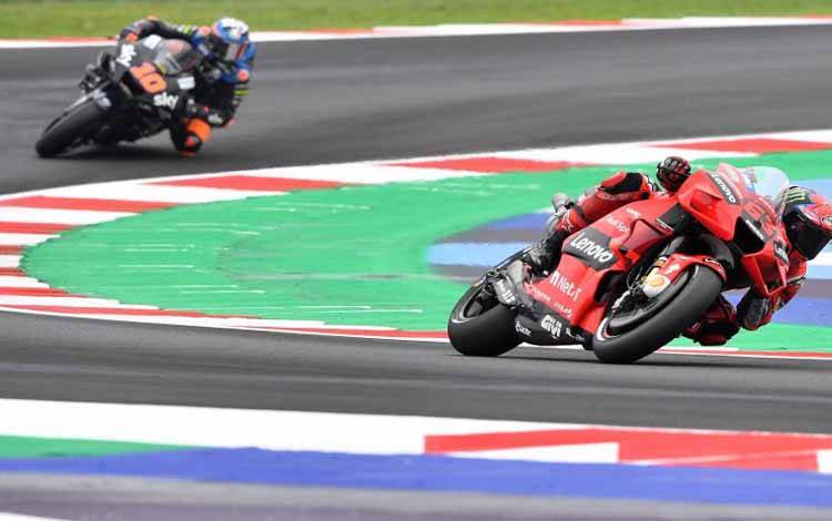 Pebalap tim Ducati Francesco Bagnaia menjalani sesi kualifikasi Grand Prix Emilia Romagna, Sirkuit Misano, Italia. (23/10/2021)