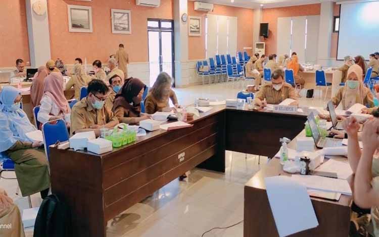 Perwakilan SKPD di Kabupaten Kotawaringin Barat saat mengikuti verifikasi RKA SKPD 2022