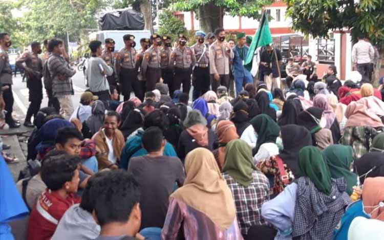 Sejumlah elemen perempuan melalui Barisan Rakyat Tidore Bergerak (Baratib) mendukung upaya pengungkapan kasus pemerkosaan seorang remaja di Halteng melalui demonstrasi yang mengatasnakam Perempuan di Kota Tidore Kepulauan (Abdul Fatah)