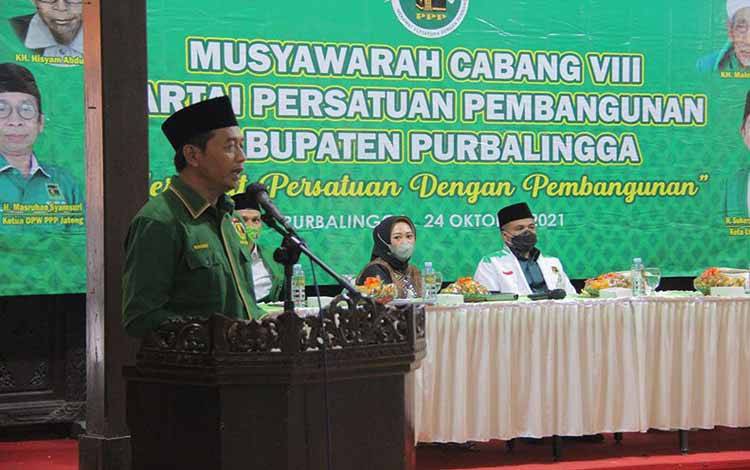 Sekjen DPP PPP Arwani Thomafi saat memberi sambutan pada pembukaan Muscab VIII DPC PPP Kabupaten Purbalingga di Purbalingga, Minggu (24/10/2021)