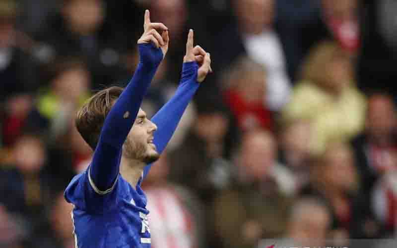 Gelandang serang Leicester City James Maddison merayakan golnya ke gawang Brentford dalam laga lanjutan Liga Inggris di Stadion Brentford Community, London, Minggu (24/10/2021). (foto : ANTARA/REUTERS/ACTION IMAGES/Andrew Boyers)