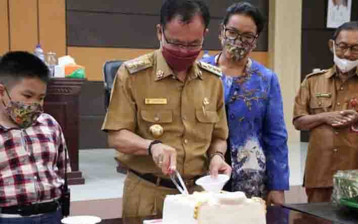 Genap Usia 61 Tahun, Sakariyas Dapat Surprise dari Kepala Perangkat Daerah