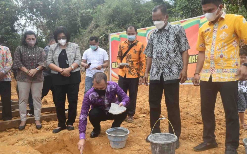 Bupati yang juga Ketua Perwakilan Majelis Sinode GKE Kabupaten Gumas, Jaya S Monong melakukan peletakan batu pertama