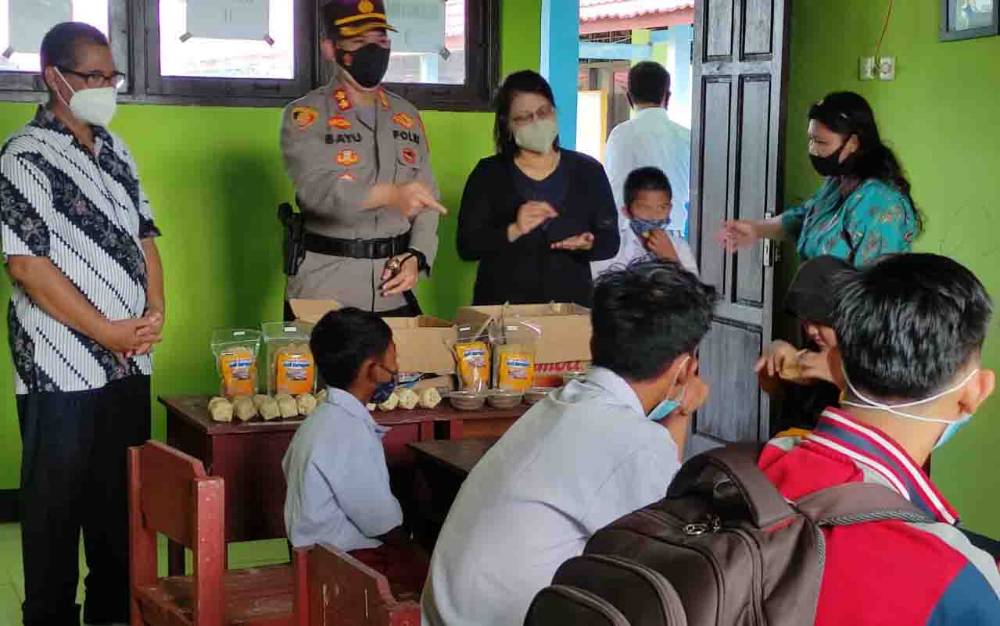 Kapolres Seruyan AKBP Bayu Wicaksono saat mengunjungi SLB Seruyan