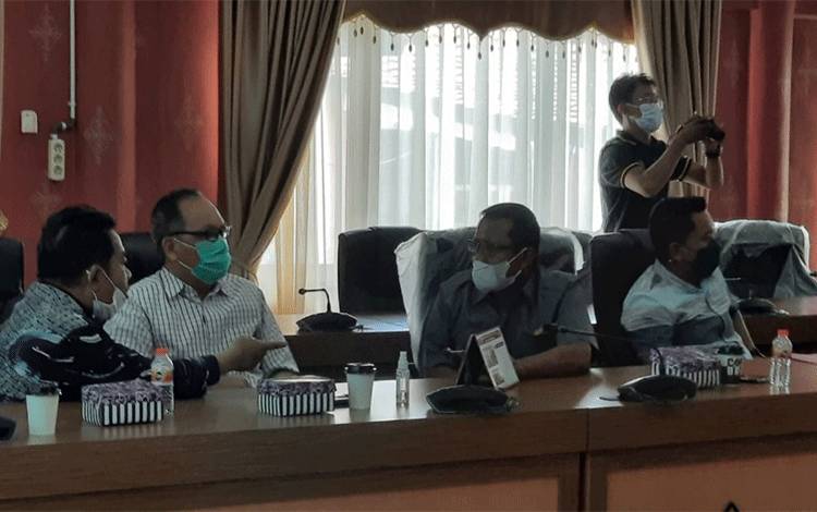 Wakil Ketua I Komisi C DPRD Kota Palangka Raya, M Hasan Busyairi saat paripurna.