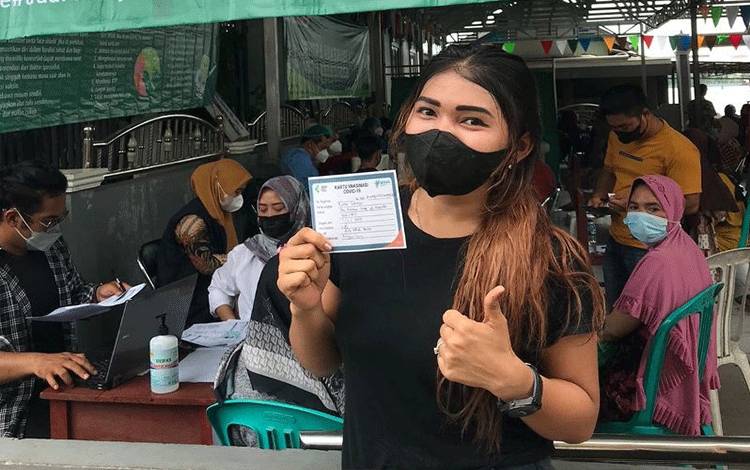 Warga antre saat vaksinasi di Rangga Ilung.