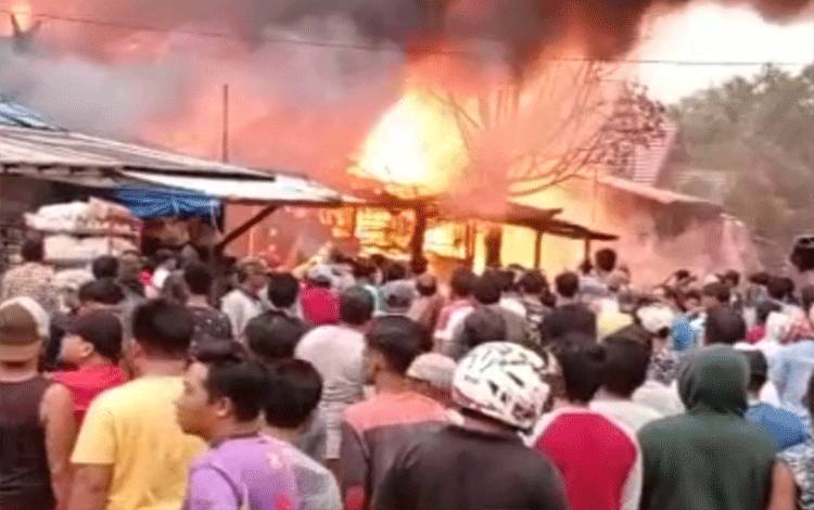 Kebakaran Kios BBM di Tumbang Samba Sebabkan Rujab Kapolsek Katingan Tengah dan Kantor UPTD Pendapatan Turut Terbakar