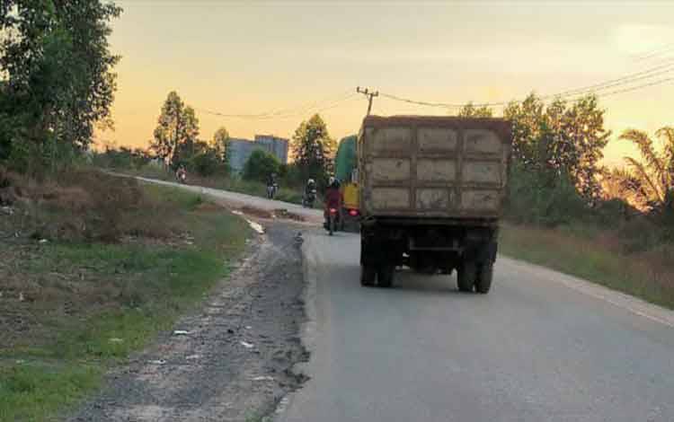 Truk Muatan Berat Masih Ditemukan Terobos Jalan Kolam