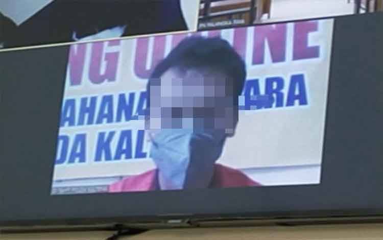 Terdakwa saat menjalani sidang tuntutan di Pengadilan Negeri Palangka Raya