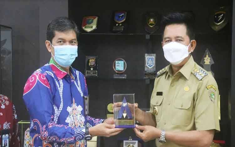 Bupati Barito Utara Terima Piagam Penghargaan dari Kementerian Keuangan