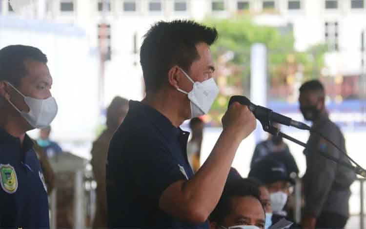 Bupati Barito Utara, H Nadalsyah saat membuka kegiatan turnamen bola voli Open PWI Cup 2021 di arena terbuka Tiara Batara Muara Teweh, Senin, 25 Oktober 2021.