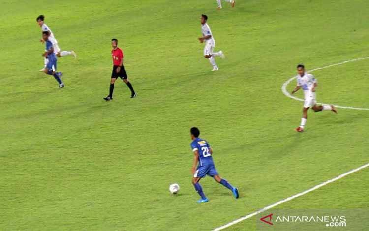 Pemain nomor punggung 22 PSIM Purwoko Yudi Pratomo kostum biru biru saat membawa bola dan dijaga ketat pemain Persijap kostum putih putih dalam pertandingan putaran pertama Grup C Liga 2 Musim 2021 di Stadion Manahan Solo, Jateng, Senin (25/10/2021) malam