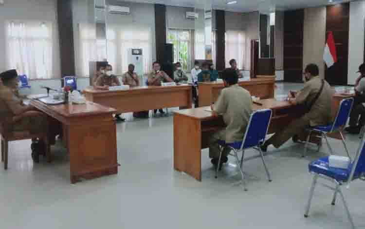 Wabup Kobar Pimpin Rapat Permasalahan Lahan antara Masyarakat Parit Cina dengan PT. BJAP