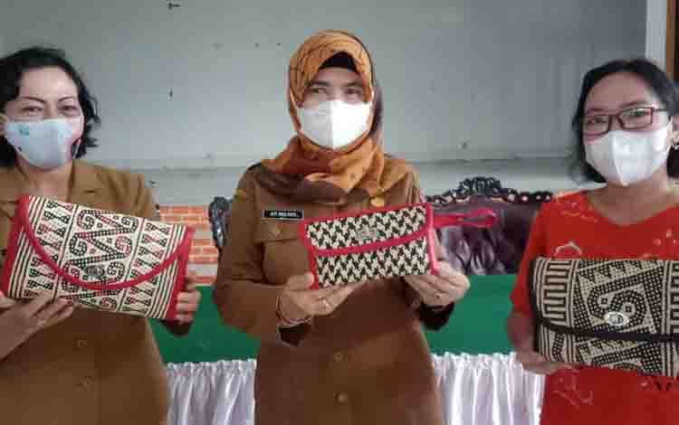 Diskop UKM Kalimantan Tengah Gelar Pelatihan Vokasional Anyaman di Barito Selatan