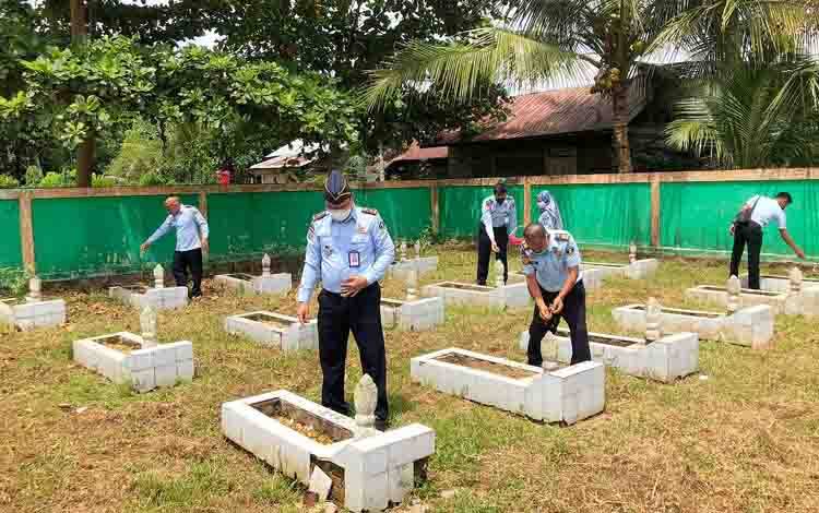 Rutan Tamiang Layang Ziarah dan Tabur Bunga di Makam Pahlawan Ampah