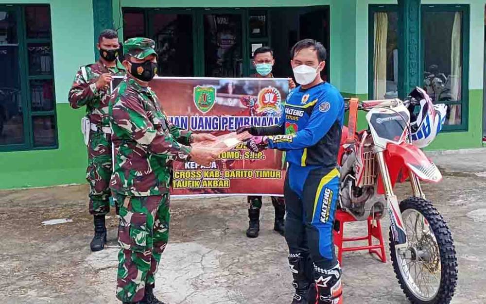Atlet Motocross Barito Timur Terima Uang Pembinaan dari Dandim 1012 Buntok