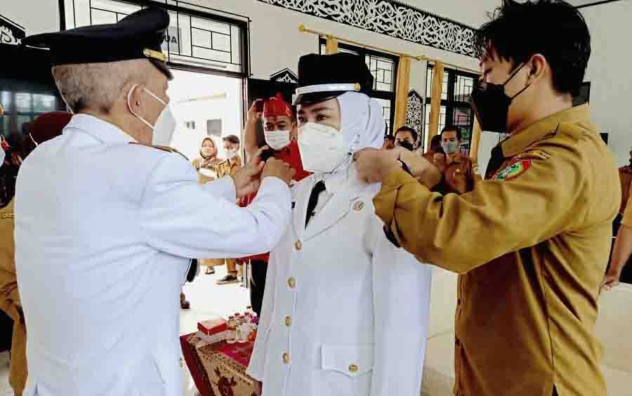 Camat Teweh Baru Lantik Nurmiladiyah Pj Kades Sikui