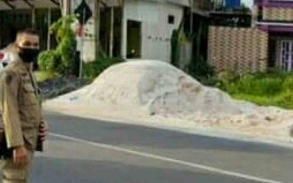 Satpol PP dan Damkar Kapuas Imbau Warga Tidak Menumpuk Material Bangunan di Tepi Badan Jalan