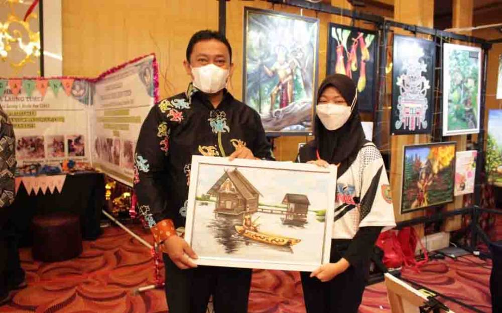Wakil Gubernur Kalimantan Tengah (Kalteng), Edy Pratowo saat melihat karya pelajar SLB