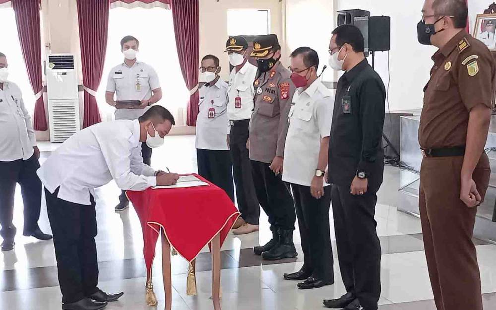 Bupati Katingan Sakariyas bersama unsur FKPD menyaksikan penandatanganan calon kepala desa pada ikrar damai pilkades serentak 2021.