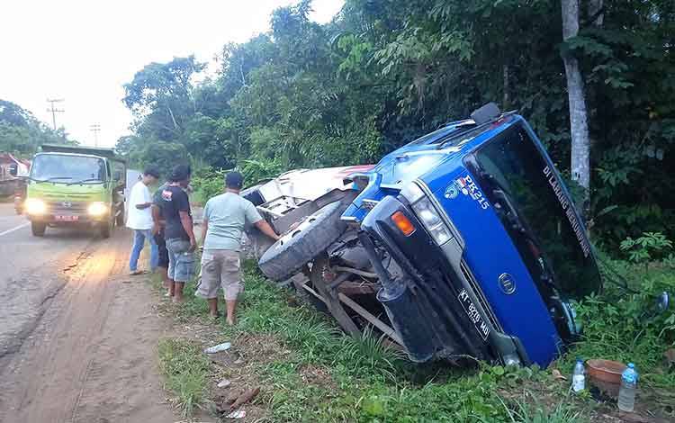 Kondisi truk tanki yang terperosok ke parit kilometer 5 Kelurahan Tamiang Layang.