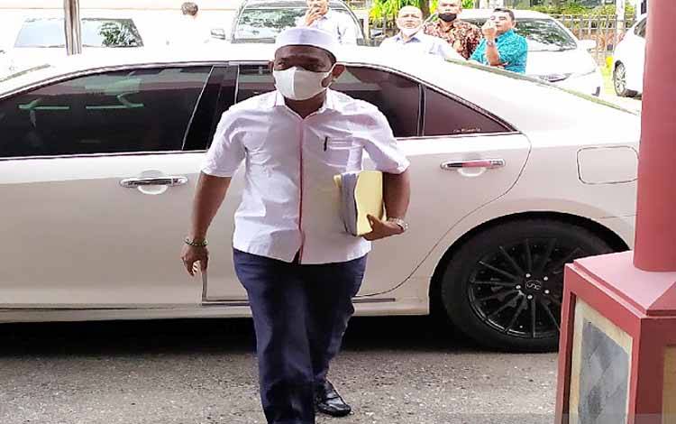 Mantan anggota DPRA Anwar Ramli saat memenuhi panggilan pemeriksaan KPK, di Kantor BPKP Aceh, di Banda Aceh, Selasa (26/10/2021)