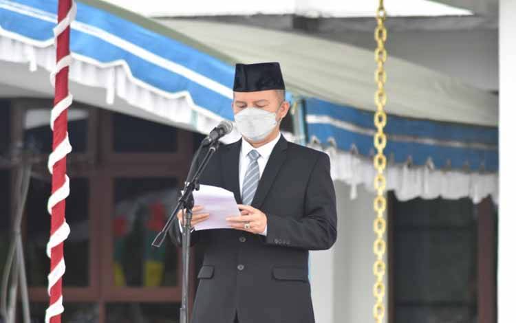 Bupati Gumas, Jaya S Monong memimpin upacara Hari Sumpah Pemuda