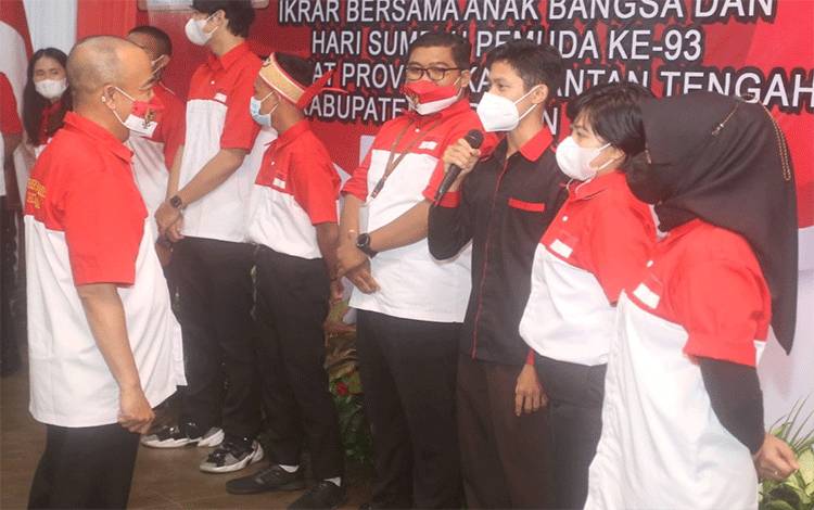 Bupati Seruyan Yulhaidir bersama perwakilan pemuda pemudi saat Malam Pencerahan Kebangsaan.
