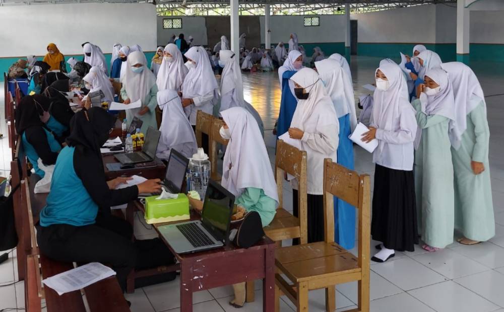Santriwati Pondok Pesantren Darul Amin Sampit Jalani Vaksin Covid-19