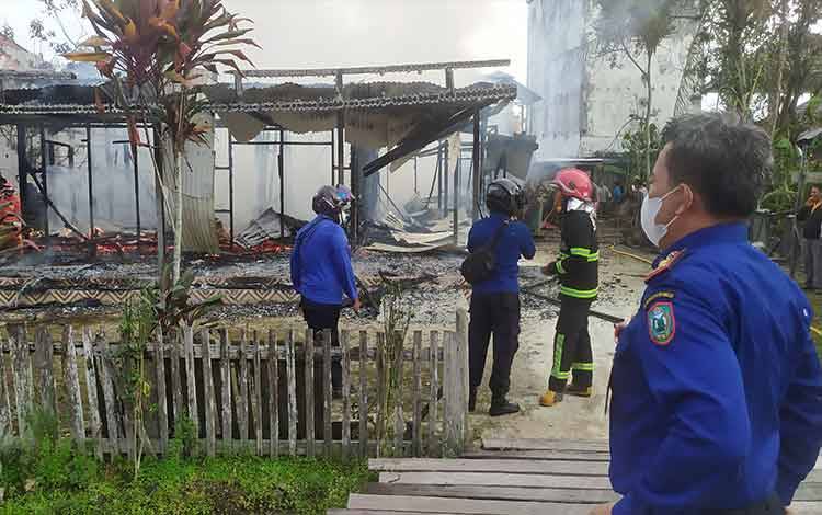 Kepala Disdamkarmat Kotim, Hawianan, saat melihat pemadaman api yang dilakukan personelnya di Jalan Kapten Mulyono Sampit, Kamis, 28 Oktober 2021.