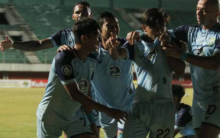 Pesepak bola Persela Lamongan Riyatno Abiyoso (tengah) merayakan gol ke gawang Barito Putera saat pertandingan Liga 1 di Stadion Maguwoharjo, Sleman, DI Yogyakarta, Jumat (29/10/2021)