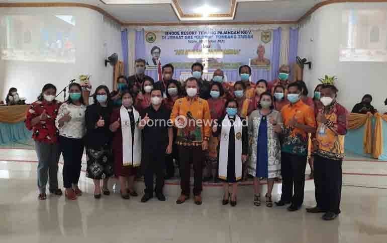 Bupati Gunung Mas, Jaya S Monong foto bersama jemaat Gereja Kalimantan Evangelis (GKE) Tewang Pajangan?