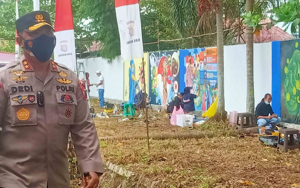 Belasan Muralis Tampilkan Lukisan Terkait Prokes COVID-19
